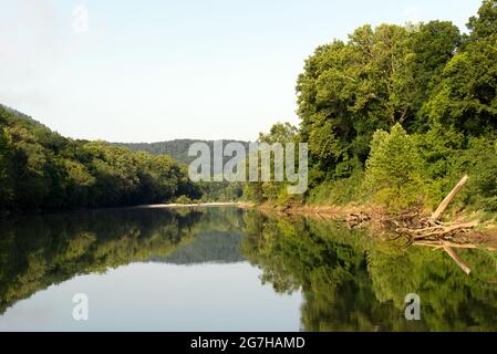 Vista panoramica lungo il fiume Buffalo con gli alberi riflessi nelle acque calme Foto Stock