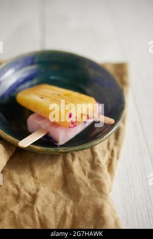 In casa ghiaccio congelato popsicles crema ai gusti vari Foto Stock