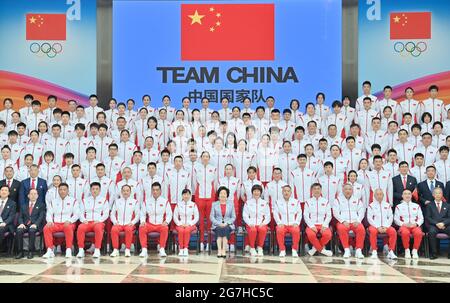 Pechino, Cina. 14 luglio 2021. Il vice Premier cinese Sun Chunlan, membro del Comitato Centrale del Partito Comunista Cinese, incontra la delegazione cinese per i Giochi Olimpici di Tokyo 2020 a Pechino, capitale della Cina, il 14 luglio 2021. Credit: Yue Yuewei/Xinhua/Alamy Live News Foto Stock