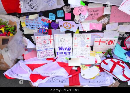 Primo piano di una piccola parte del murale del giocatore britannico di Manchester Marcus Rashford a Withington, Manchester, Inghilterra, Regno Unito, che è stato vandalizzato con graffiti abusivi dopo la perdita di calcio dell'Inghilterra Euro2020 l'11 luglio 2021. Il murale è stato creato dall'artista di strada francese Akse P19 sulla parete del Coffee House Cafe in Copson Street. La gente ha lasciato migliaia di note di sostegno, immagini, bandiere, fiori e messaggi antirazzisti a seguito del defacement. I tributi mostrano che molti bambini vedono Marcus Rashford come un eroe. Foto Stock