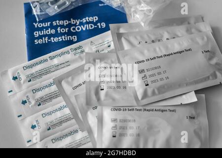 COVID-19 Self Test - immagine stock del test rapido antigene (NHS) Foto Stock