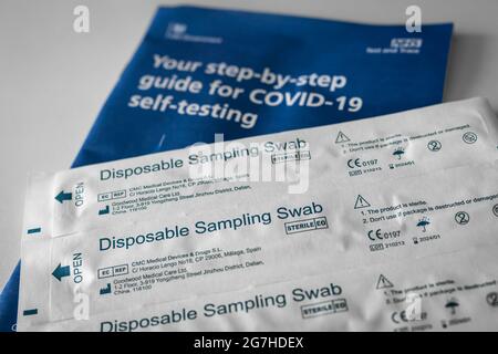 COVID-19 Self Test - immagine stock del test rapido antigene (NHS) Foto Stock