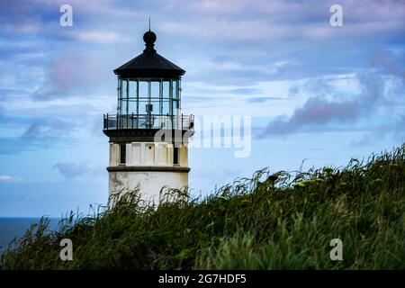 Faro contro il cielo a Cape Disappointment, Washington state, USA. Foto Stock