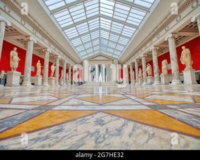 Copenhagen, Danimarca/ 30 giugno 2021: NY Carlsberg Glyptotek Museum - veduta panoramica di una Sala con sculture antiche Foto Stock