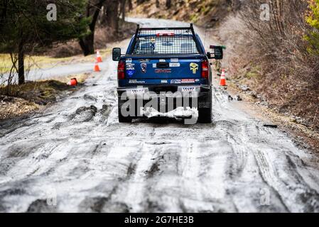 Truck with Donald Trump Signs negozia strade fangose e innevate durante la stagione delle Mud in Vermont, New England, USA. Foto Stock