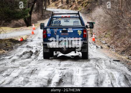 Truck with Donald Trump Signs negozia strade fangose e innevate durante la stagione delle Mud in Vermont, New England, USA. Foto Stock