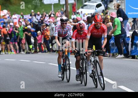 Olandese Wout Poels del Bahrain vittorioso indossando la maglia rossa polka-dot per il miglior scalatore, colombiano Nairo Quintana del Team Arkea Samsic e francese Eli Foto Stock