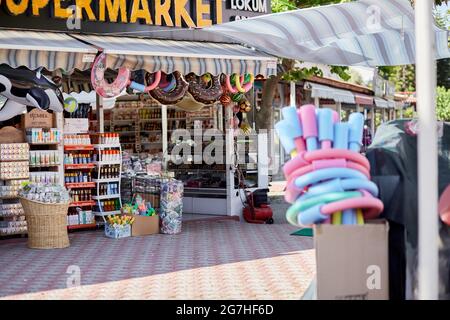 Kemer, Turchia - 24 maggio 2021: Mercato turistico di strada con souvenir nel Mediterraneo. Luogo turistico senza turisti durante il tempo covid. Antaly Foto Stock