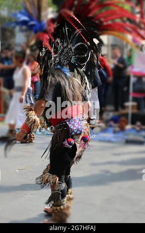 Danza Maya nel centro di Città del Messico Foto Stock