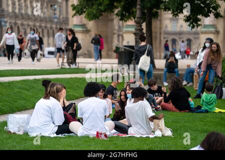 La gente casuale nei giardini del Louvre, o il Museo del Louvre, è il più grande museo d'arte del mondo e un monumento storico a Parigi, in Francia Foto Stock