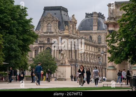 La gente casuale nei giardini del Louvre, o il Museo del Louvre, è il più grande museo d'arte del mondo e un monumento storico a Parigi, in Francia Foto Stock