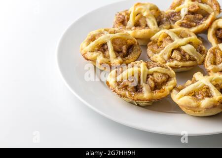 Torte di mela sul piatto - mini tartlet di mela isolati su sfondo bianco con spazio per la copia Foto Stock