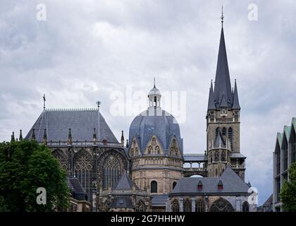 la cattedrale di aquisgrana contro un cielo sovrastato Foto Stock