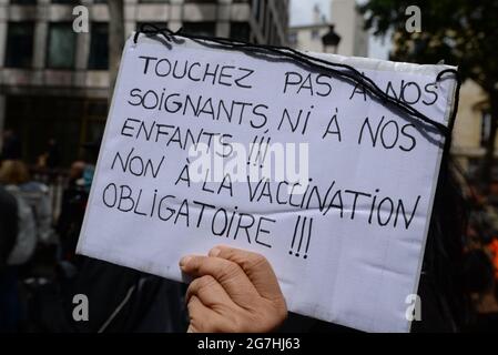 Dopo l'intervento del Presidente Macron, circa 1200 persone hanno lasciato Place de la République per dire NO al passaporto sanitario e alla vaccinazione obbligatoria Foto Stock