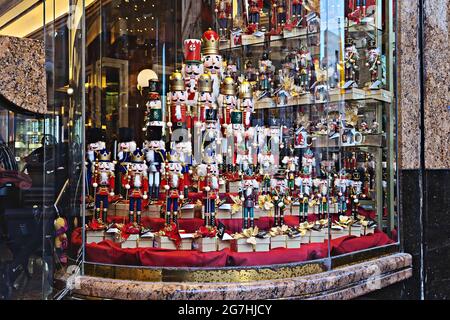 Negozio vetrina con collezione di figurine in legno in stagno soldati Nutcracker. Decorazione di Natale in città: Hamrun, Malta - Ottobre, 2019 Foto Stock