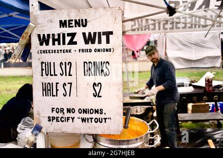 Whiz WIT food Vendor a Smorgasburg in Williamsburg su Kent Avenue a N 7th Street. Si specializzano in Cheesesteak e cipolle fritte. Brooklyn Foto Stock