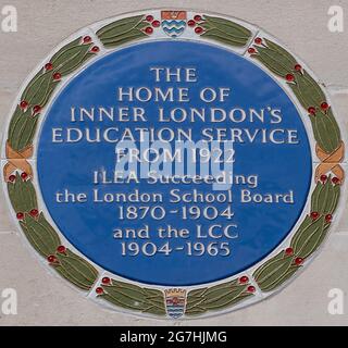 Targa blu commemorativa sul lato della County Hall all'Inner London Education Authority, responsabile in un momento per le scuole di Londra Foto Stock