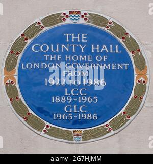Targa blu commemorativa sul lato della County Hall, sul ponte di Westminster a Lambeth, al London County Council e al Greater London Council Foto Stock