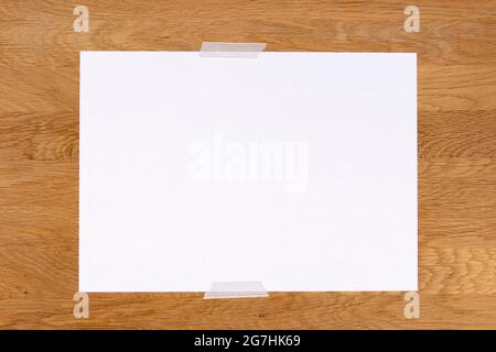 Pagina bianca vuota Nota bastone su sfondo di legno con nastro adesivo grigio Foto Stock