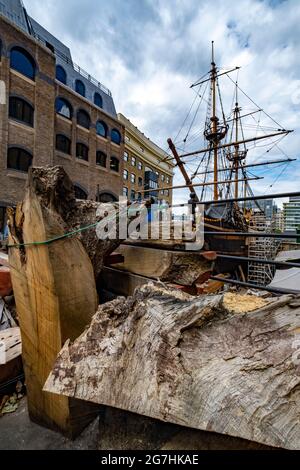 Golden Hinde ricostruzione nave a Bankside Londra, mostrando i pezzi di legno di quercia utilizzati per riparare la struttura in legno della nave Foto Stock