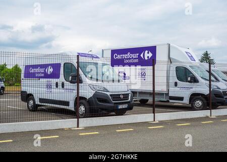 LA FLECHE, FRANCIA - 08 luglio 2021: Carrefour posizione marchio Logo sulle automobili Vista di francese noleggio auto con marchio segnaletica Carrefour posizione è famoso bra Foto Stock