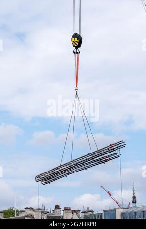Gru da cantiere che solleva le travi su un cantiere presso il Tamigi vicino a Blackfriars a Londra Foto Stock