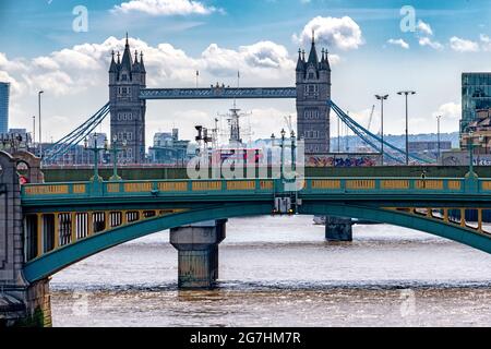 I ponti di Londra, Southwark e Tower Bridge forniscono importanti passaggi pedonali e di traffico per il Tamigi e l'ingresso alla città Foto Stock