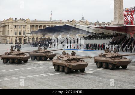 Parigi, Francia. 14 luglio 2021. La parata militare annuale della Bastiglia si svolge a Place de la Concorde, Parigi, Francia, 14 luglio 2021. La Francia ha tenuto il mercoledì le sue celebrazioni annuali della Bastiglia con una tradizionale sfilata militare lungo il famoso viale degli Champs Elysees a Parigi, tra le restrizioni sulla riunione pubblica a causa del COVID-19. Credit: Gao Jing/Xinhua/Alamy Live News Foto Stock