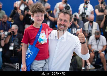 Vincent Munier e suo figlio Simon frequentano la Panthere Des Neiges Photocall come parte del 74a Festival Internazionale del Cinema di Cannes, in Francia, il 14 luglio 2021. Foto di Aurore Marechal/ABACAPRESS.COM Foto Stock