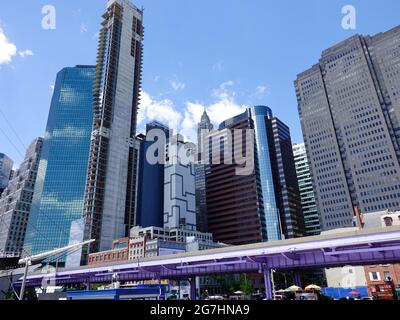 I grattacieli del Financial District fanno da sfondo alla FDR Parkway lungo l'East River a Lower Manhattan, New York, NY, USA. Foto Stock