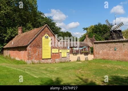 Ingresso al museo Breamore House e alle sale da tè, Breamore, Hampshire, Regno Unito Foto Stock