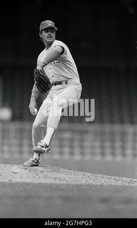 Anni '70, storico, MLB lanciatore di baseball con palla in mano che si sta per lanciare o pitch, Stati Uniti. Foto Stock