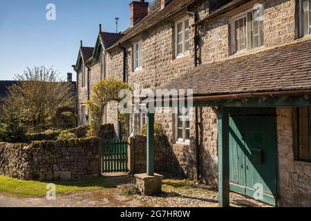 Regno Unito, Inghilterra, Derbyshire, Tissington, Hall Cottages, negozio di articoli da regalo portico e cottage fattoria Foto Stock