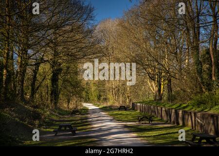 Regno Unito, Inghilterra, Derbyshire, Tissington, Tissington Trail – ex linea ferroviaria, vecchia piattaforma della stazione Foto Stock