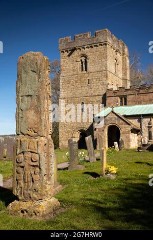 Regno Unito, Inghilterra, Derbyshire, villaggio di Bradbourne, chiesa antica di tutti i Santi, croce sassone in cortile Foto Stock