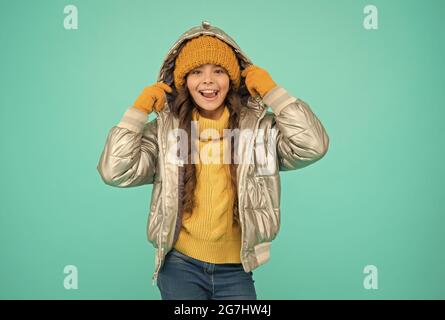 felicità dell'infanzia. ragazza pronta per l'inverno. abbigliamento imbottito. cura di te in tempo freddo. bambino felice in abiti caldi invernali. bambino stagionale Foto Stock