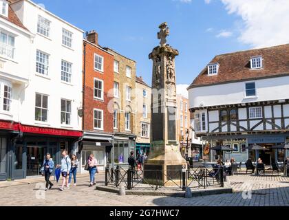 Il Canterbury War Memorial con Pub e negozi sul Buttermarket Canterbury Kent Inghilterra GB Europa Foto Stock