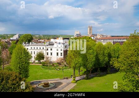 Vista sulla cattedrale di Canterbury da Dane John Mound in Dane John Gardens con la Font Fountain e Marlowe Avenue case Canterbury Kent Inghilterra UK GB Foto Stock