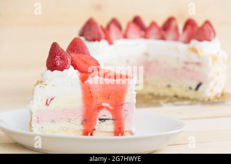 torta gelato alla fragola dolce Foto Stock