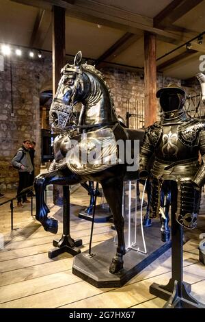 Armatura del cavallo del XVI secolo - museruola e armeria peytral all'interno della Torre Bianca, Torre di Londra, Londra, Regno Unito Foto Stock