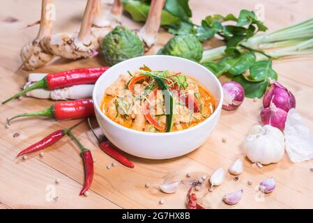 Delizioso cibo tailandese, pollo al curry panang e ingrediente, ancora lo stile di vita Foto Stock