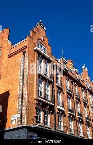 Armstrong Siddeley Connaught Coachworks segno sul lato di un edificio che segna il sito di ex costruttori di pullman, Long Acre, Covent Garden London Foto Stock