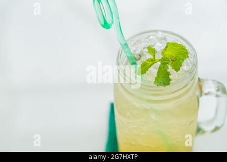 soda di limone ghiacciata al miele sul tavolo Foto Stock