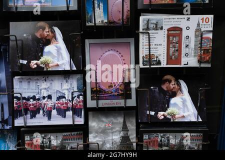 Cartoline di Harry e Meghan accanto a una cartolina dei punti di riferimento di Londra in vendita su un rack il 2 luglio 2021 a Londra, Regno Unito. Foto Stock