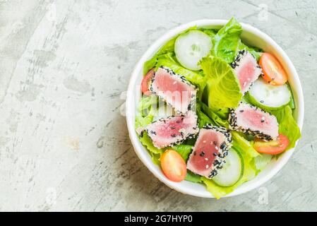 Tonno grigliato insalata in ciotola bianco - cibo sano Foto Stock