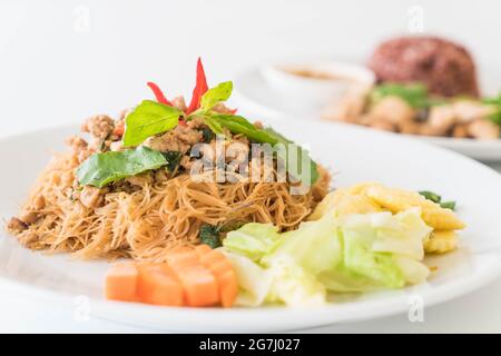 spaghetti fritti con maiale e basilico Foto Stock