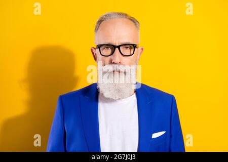 Ritratto fotografico di uomo d'affari senior rigoroso che indossa occhiali viso serio isolato su uno sfondo di colore giallo vivace Foto Stock