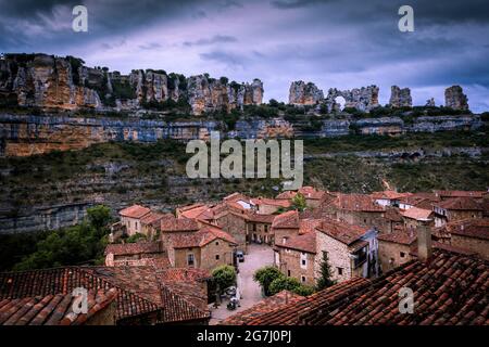 Vista panoramica su Orbaneja del Castillo, un villaggio circondato da un paesaggio carsico nella provincia di Burgos. Spagna Foto Stock