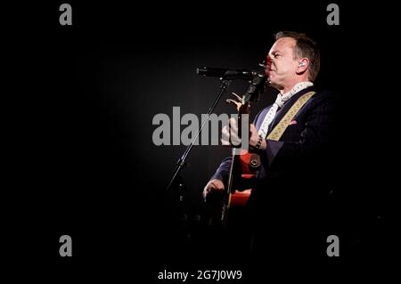 Attore canadese di origine britannica, meglio conosciuto come Jack Bauer dal 24; Kiefer Sutherland riproduce brani del suo ultimo album "Reckless & Me" Lie in concerto Foto Stock