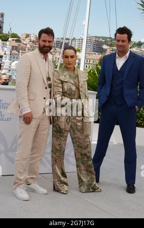 13 luglio 2021, CANNES, Francia: CANNES, FRANCIA - 13 LUGLIO: (Da L a R) Hilmir Snaer Gudnason, Noomi Rapace e Bjorn Hlynur Haraldsson partecipano alla fotocellula ''Lamb'' durante il 74a edizione del Festival di Cannes il 13 luglio 2021. (Immagine di credito: © Frederick InjimbertZUMA Wire) Foto Stock